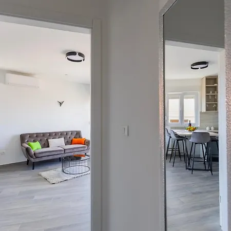 Apartment Luxury Shine&roze With Sea View&parking Near Podstrana