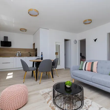 Luxury Shine&roze With Sea View&parking Near Podstrana